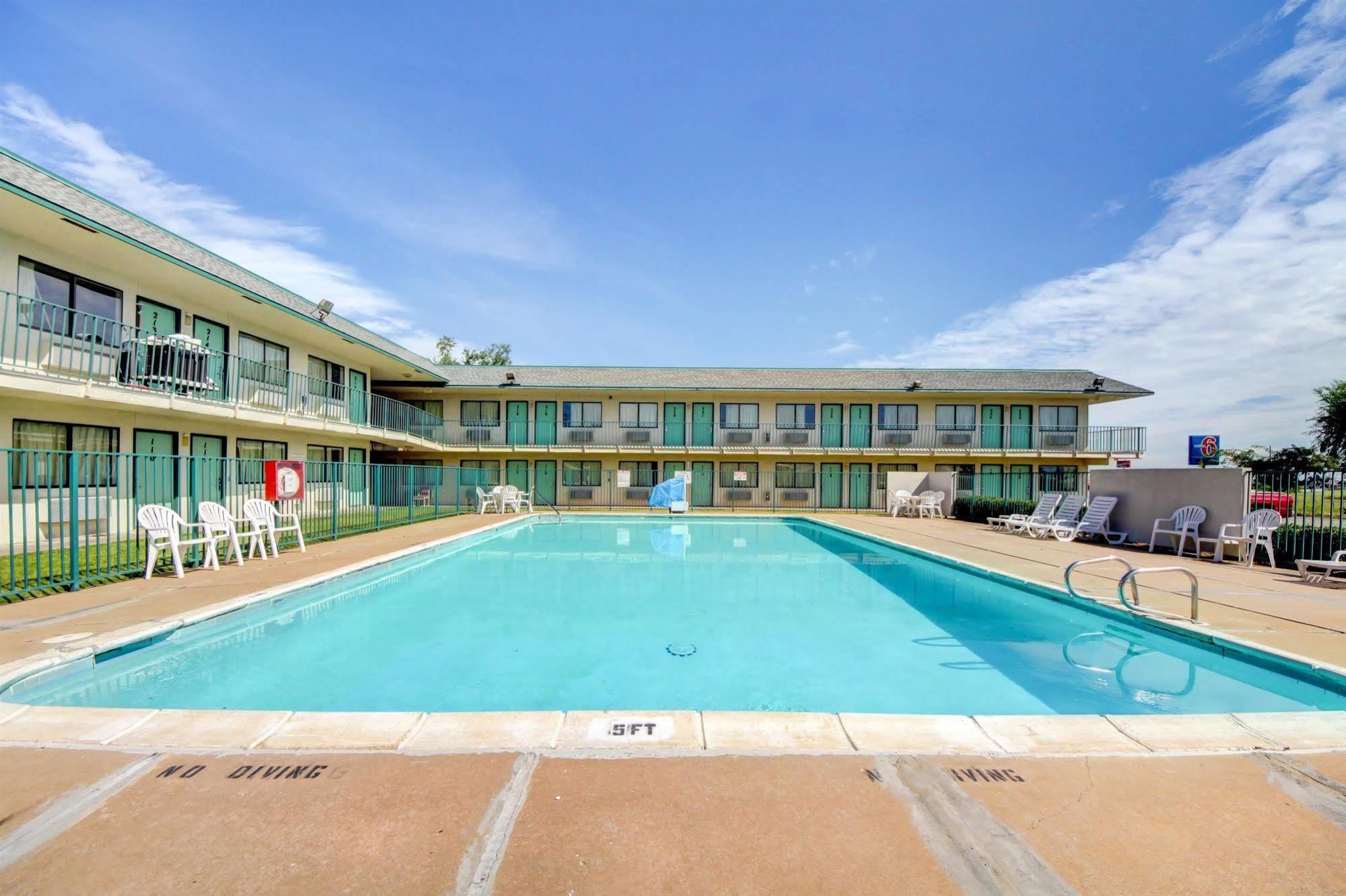 Regency Inn Tulsa Oakhurst Екстериор снимка