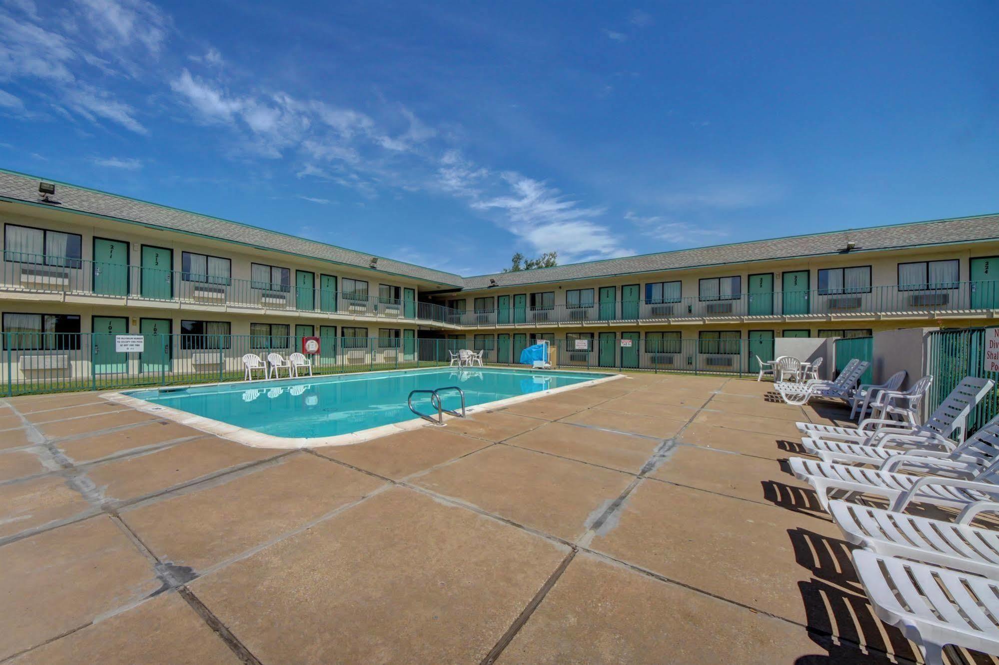 Regency Inn Tulsa Oakhurst Екстериор снимка
