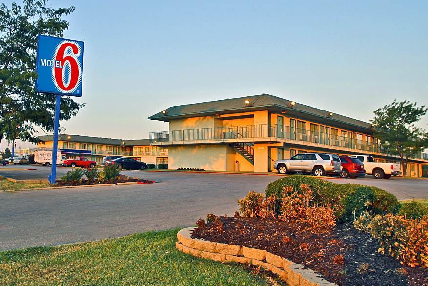 Regency Inn Tulsa Oakhurst Екстериор снимка
